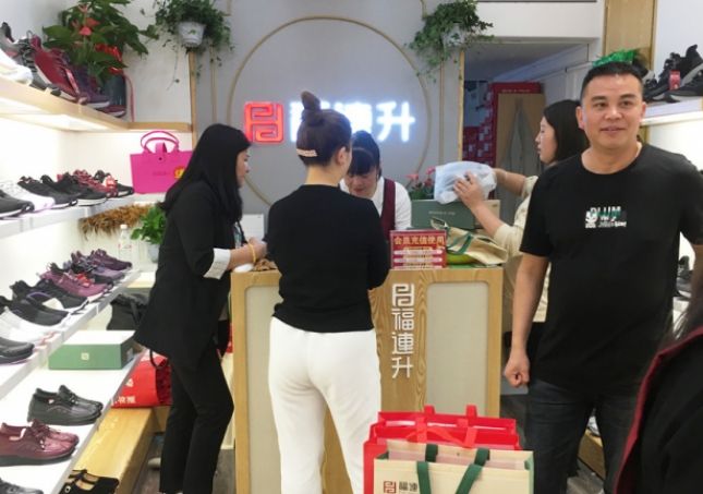 鞋店如何通過“鞋子以舊換新”的活動盈利？