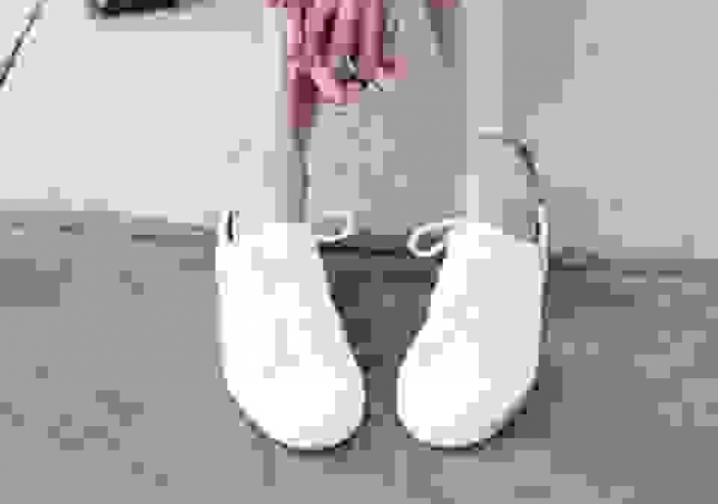 白鞋子發(fā)黃有什么辦法變白-白色帆布鞋發(fā)黃，怎么洗才能變白？